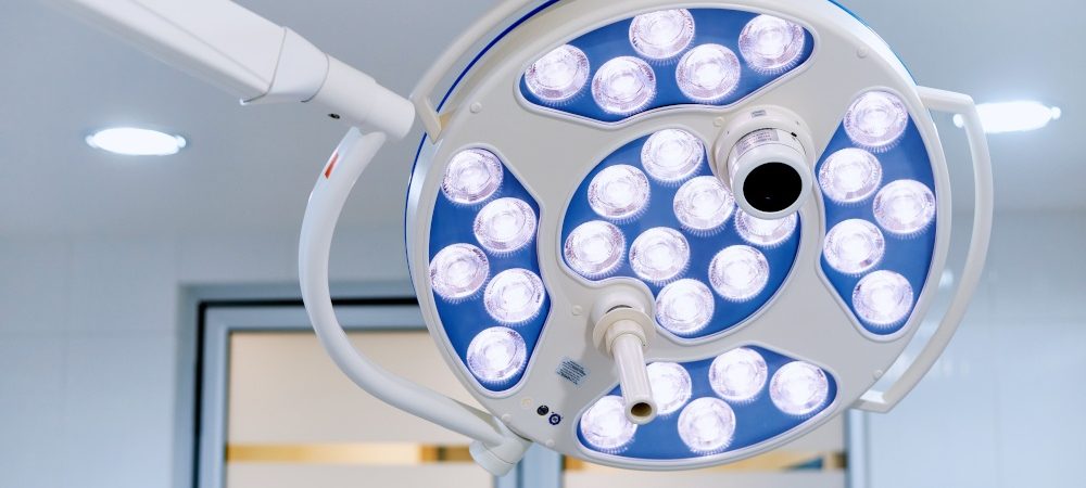 Lampy operacyjne w szpitalach – dlaczego warto je wykorzystywać?
